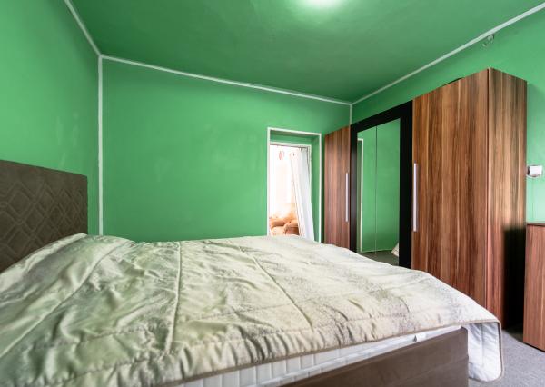 EXKLUZÍVNE vám ponúkame na predaj útulný 4 izbový rodinný dom s príslušenstvom a so slnečným pozemkom v obci Kapoňa (okr.Trebišov)