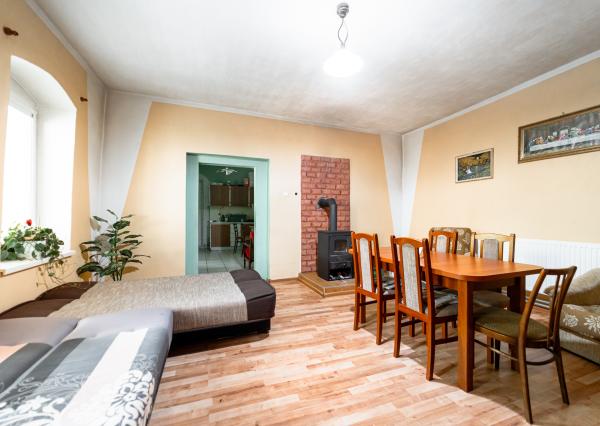 EXKLUZÍVNE vám ponúkame na predaj útulný 4 izbový rodinný dom s príslušenstvom a so slnečným pozemkom v obci Kapoňa (okr.Trebišov)