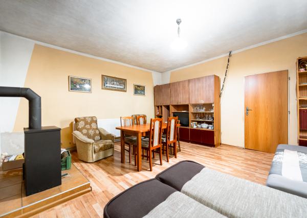 EXKLUZÍVNE vám ponúkame na predaj útulný 4 izbový rodinný dom s príslušenstvom a so slnečným pozemkom v obci Kapoňa (okr.Trebišov)