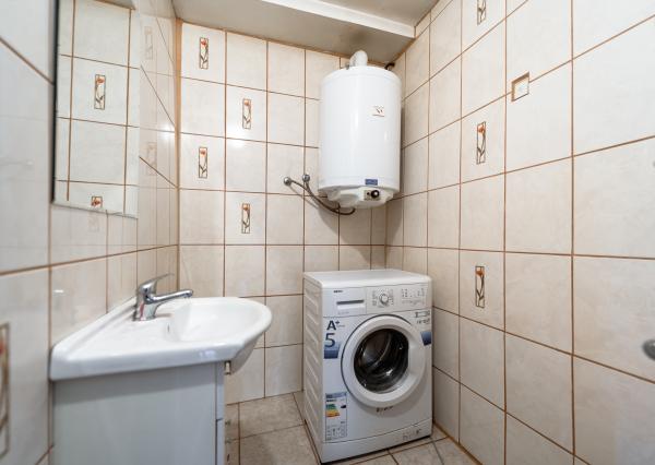 EXKLUZÍVNE vám ponúkame na predaj útulný 4 izbový rodinný dom s príslušenstvom a so slnečným pozemkom v obci Kapoňa (okr.Trebišov)