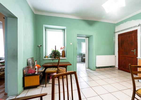 EXKLUZÍVNE vám ponúkame na predaj útulný 4 izbový rodinný dom s príslušenstvom a so slnečným pozemkom v obci Kapoňa (okr.Trebišov)