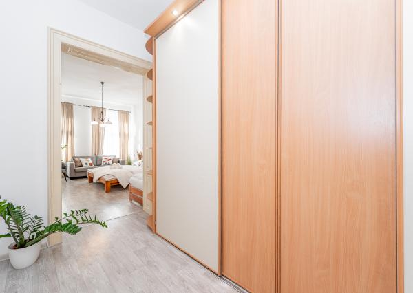 Staromestský 3-izbový byt s vysokými stropmi a parkovaním – centrum Košíc