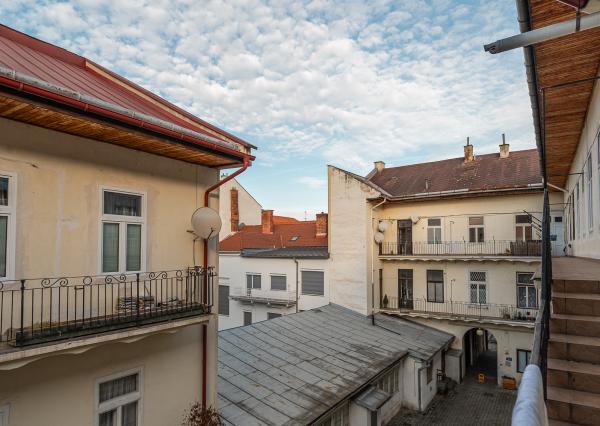 Staromestský 3-izbový byt s vysokými stropmi a parkovaním – centrum Košíc