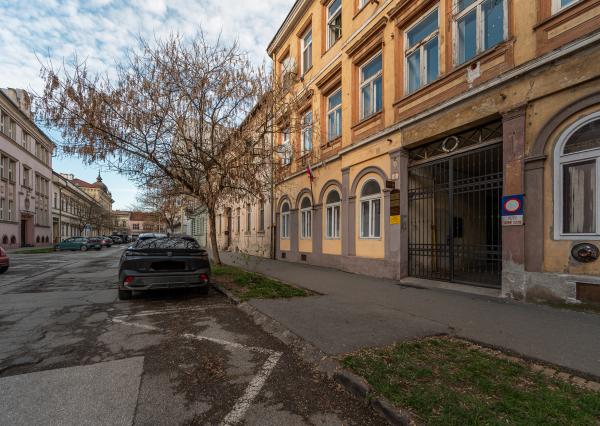 Staromestský 3-izbový byt s vysokými stropmi a parkovaním – centrum Košíc