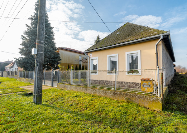 NA PREDAJ: Vidiecky rodinný dom s veľkorysým 50-árovým pozemkom – obec Čierna (okr. Trebišov)