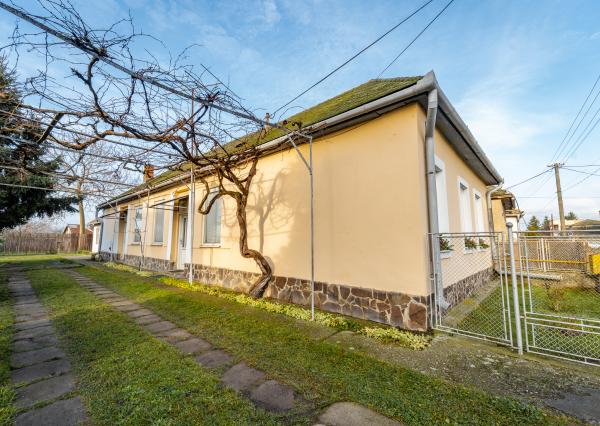 NA PREDAJ: Vidiecky rodinný dom s veľkorysým 50-árovým pozemkom – obec Čierna (okr. Trebišov)