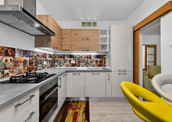 REZERVOVANÉ - Na predaj kompletne zrekonštruovaný 4-izbový byt, 93,30 m2, Lipského ulica, Bratislava-Dúbravka