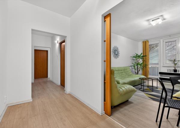 REZERVOVANÉ - Na predaj kompletne zrekonštruovaný 4-izbový byt, 93,30 m2, Lipského ulica, Bratislava-Dúbravka