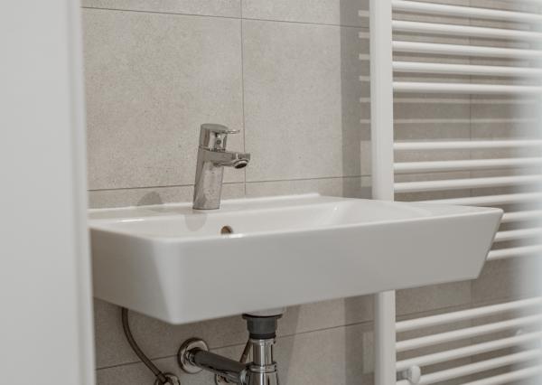 NA PREDAJ NOVOSTAVBA 2-izbový byt 62,38m2 s predzáhradkou, pivnicou a park. státím v projekte Prúdy, ul. Včelárska Trnava