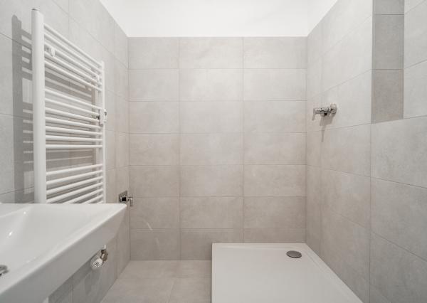 NA PREDAJ NOVOSTAVBA 2-izbový byt 62,38m2 s predzáhradkou, pivnicou a park. státím v projekte Prúdy, ul. Včelárska Trnava