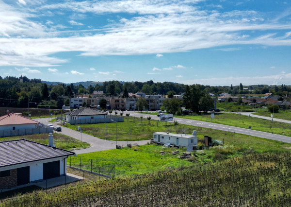 Na predaj  pozemok v obci Moravany nad Váhom