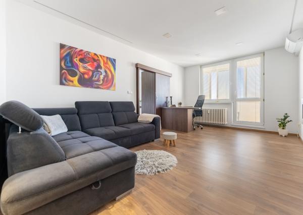 EXKLUZÍVNE: TROJIZBOVÝ VEĽKOMETRÁŽNY BYT V SKALICI