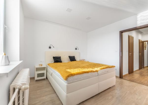 EXKLUZÍVNE: TROJIZBOVÝ VEĽKOMETRÁŽNY BYT V SKALICI