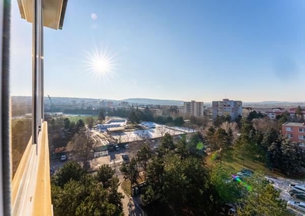 EXKLUZÍVNE: TROJIZBOVÝ VEĽKOMETRÁŽNY BYT V SKALICI