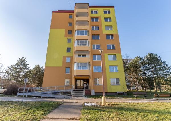 EXKLUZÍVNE: TROJIZBOVÝ VEĽKOMETRÁŽNY BYT V SKALICI