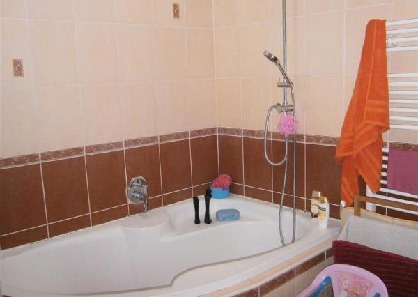 Prenájom 4-izb.byt v rodinnom dome; novostavba; detské ihrisko ; obec Láb