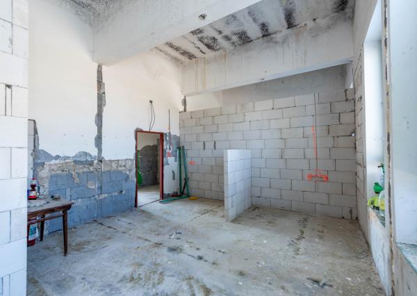 Exkluzívne na predaj budova s obrovským potenciálom v obci Oborín!