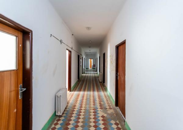 Exkluzívne na predaj budova s obrovským potenciálom v obci Oborín!