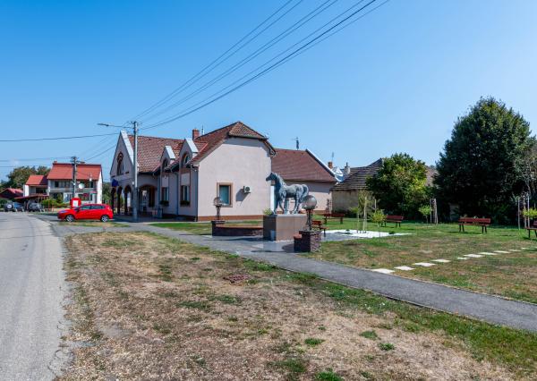 Exkluzívne na predaj budova s obrovským potenciálom v obci Oborín!