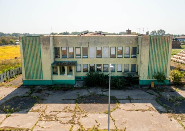 Exkluzívne na predaj budova s obrovským potenciálom v obci Oborín!