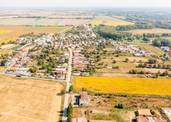 Exkluzívne na predaj budova s obrovským potenciálom v obci Oborín!