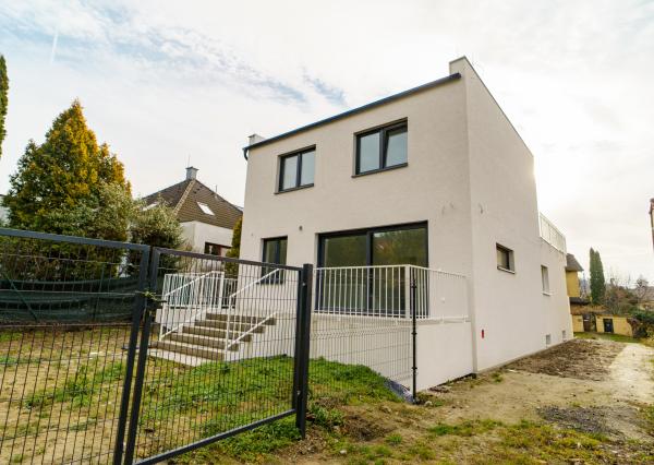 NA PREDAJ KOMPLETNE ZREKONŠTRUOVANÝ 3-podlažný rodinný dom,  Prídavková ulica, Záhorská Bystrica