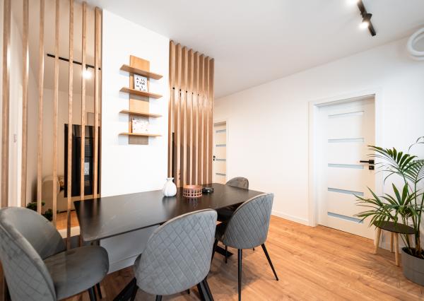 Ponúkame Vám novozrekonštruovaný 4i byt s loggiou na 5. poschodí pri Novej nemocnici.