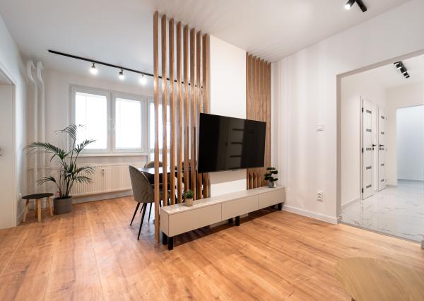 Ponúkame Vám novozrekonštruovaný 4i byt s loggiou na 5. poschodí pri Novej nemocnici.