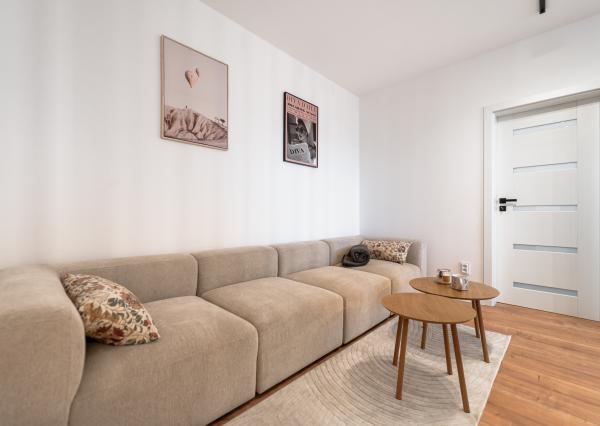 Ponúkame Vám novozrekonštruovaný 4i byt s loggiou na 5. poschodí pri Novej nemocnici.