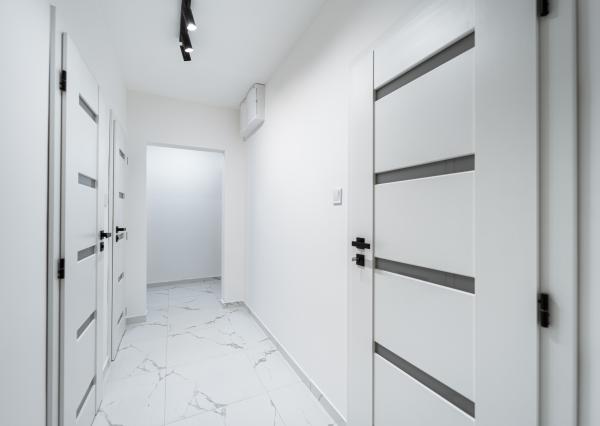 Ponúkame Vám novozrekonštruovaný 4i byt s loggiou na 5. poschodí pri Novej nemocnici.