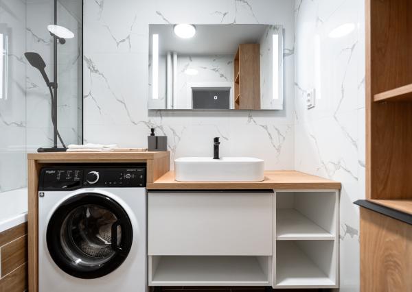 Ponúkame Vám novozrekonštruovaný 4i byt s loggiou na 5. poschodí pri Novej nemocnici.