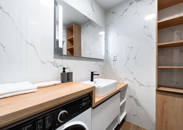 Ponúkame Vám novozrekonštruovaný 4i byt s loggiou na 5. poschodí pri Novej nemocnici.