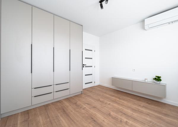 Ponúkame Vám novozrekonštruovaný 4i byt s loggiou na 5. poschodí pri Novej nemocnici.