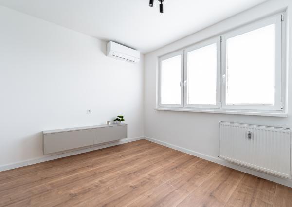 Ponúkame Vám novozrekonštruovaný 4i byt s loggiou na 5. poschodí pri Novej nemocnici.