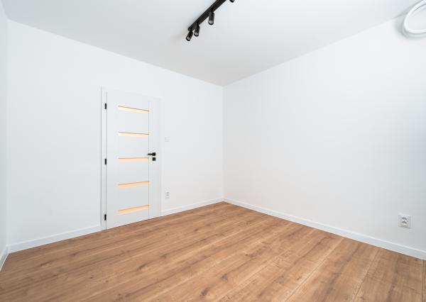 Ponúkame Vám novozrekonštruovaný 4i byt s loggiou na 5. poschodí pri Novej nemocnici.