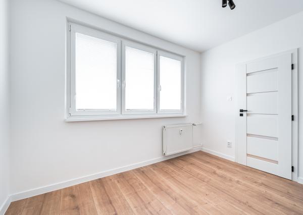 Ponúkame Vám novozrekonštruovaný 4i byt s loggiou na 5. poschodí pri Novej nemocnici.