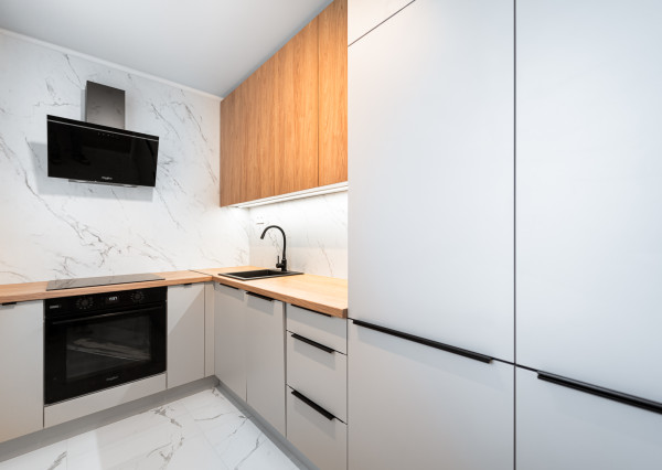 Ponúkame Vám novozrekonštruovaný 4i byt s loggiou na 5. poschodí pri Novej nemocnici.