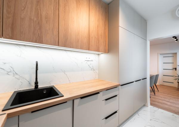 Ponúkame Vám novozrekonštruovaný 4i byt s loggiou na 5. poschodí pri Novej nemocnici.