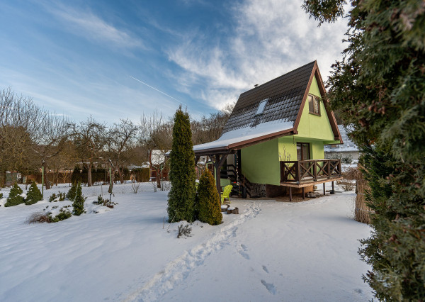 Ponúkame Vám na predaj krásnu murovanú dvojpodlažnú chatu v Košickej Novej Vsi.