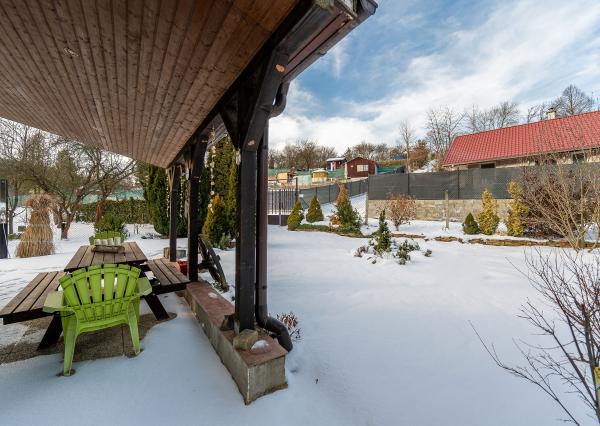 Ponúkame Vám na predaj krásnu murovanú dvojpodlažnú chatu v Košickej Novej Vsi.