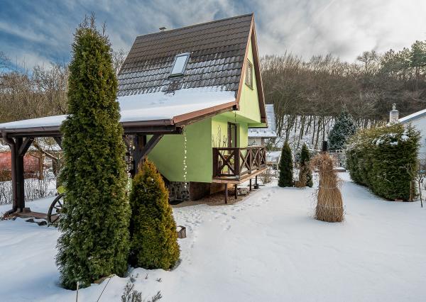 Ponúkame Vám na predaj krásnu murovanú dvojpodlažnú chatu v Košickej Novej Vsi.