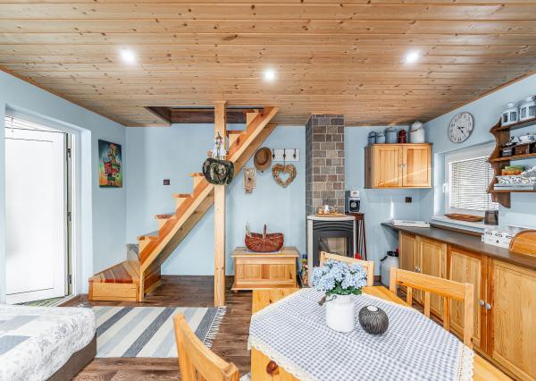 Ponúkame Vám na predaj krásnu murovanú dvojpodlažnú chatu v Košickej Novej Vsi.