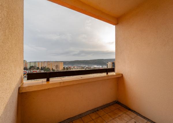 Ponúkame Vám priestranný 4i byt s loggiou na 7. poschodí na sídlisku KVP – Klimkovičova ul.