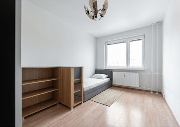 Ponúkame Vám priestranný 4i byt s loggiou na 7. poschodí na sídlisku KVP – Klimkovičova ul.