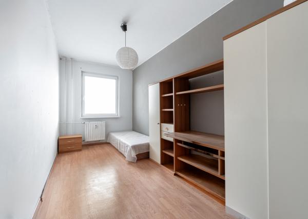 Ponúkame Vám priestranný 4i byt s loggiou na 7. poschodí na sídlisku KVP – Klimkovičova ul.