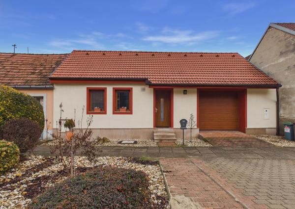 REZERVOVANÉ - Predaj rodinný dom s garážou, pozemok 406 m2, Široká ulica, Skalica