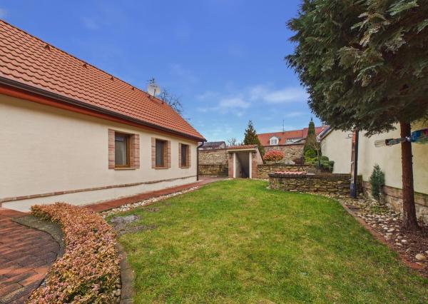 REZERVOVANÉ - Predaj rodinný dom s garážou, pozemok 406 m2, Široká ulica, Skalica