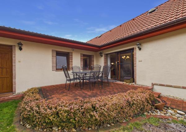 REZERVOVANÉ - Predaj rodinný dom s garážou, pozemok 406 m2, Široká ulica, Skalica