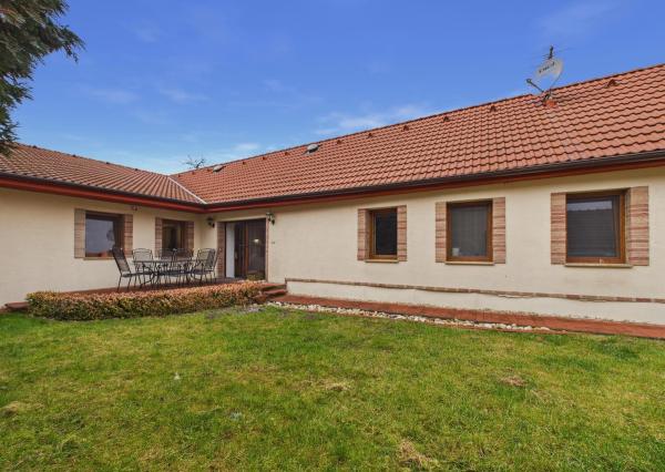 REZERVOVANÉ - Predaj rodinný dom s garážou, pozemok 406 m2, Široká ulica, Skalica