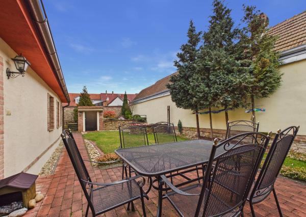 REZERVOVANÉ - Predaj rodinný dom s garážou, pozemok 406 m2, Široká ulica, Skalica